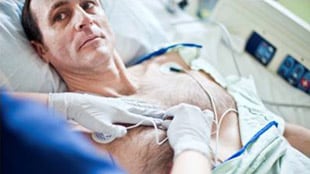 نقل أطراف مخطط القلب الكهربائي (ECG) مع المريض من سيارة الإسعاف ووصولاً إلى المستشفى لتبقى مرافقة له طوال فترة إقامته هناك
