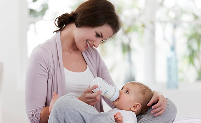 Preparing a bottle feed for your baby