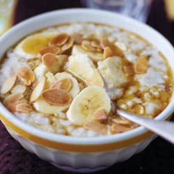 Perfect porridge with banana & maple sirup